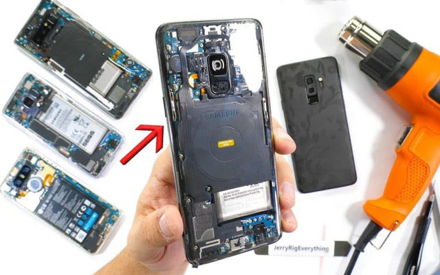 Đã có thể độ vỏ trong suốt cho Galaxy S9/S9+, nhưng chớ dại làm theo.